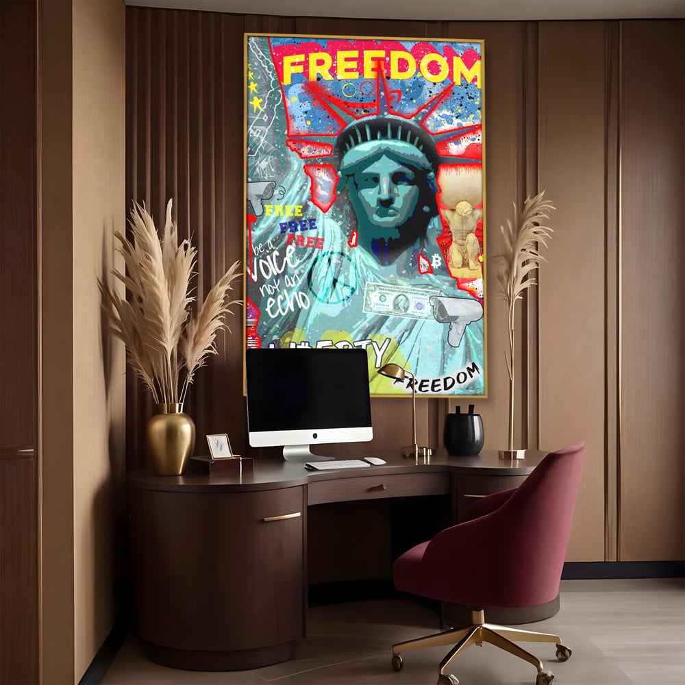 Tablou canvas cu tablou canvas cu statuia libertatii si graffiti, in rama de aluminiu auriu, pe perete intr-un birou